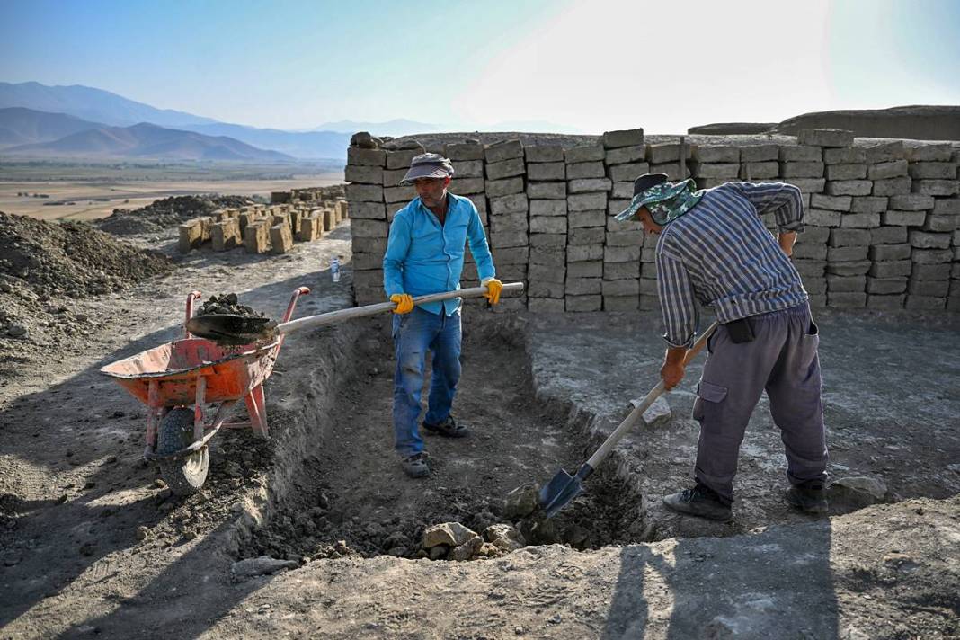 Odanın içindeki yığın, arkeologları şaşkına çevirdi! Urartular neden gizlemiş olabilir? 21